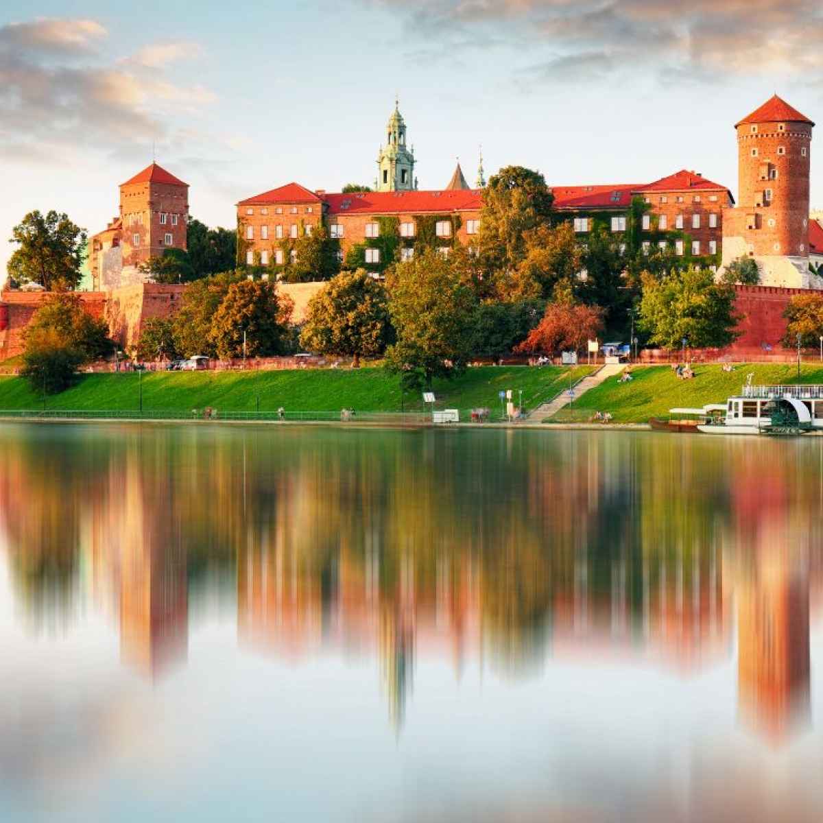 Cracovie, une croisière sur la Vistule. Château de Wawel, la Vistule.