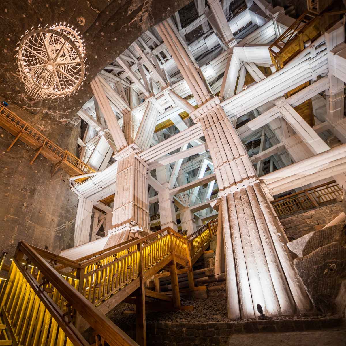 escalier souterrain de la mine de sel de wieliczka