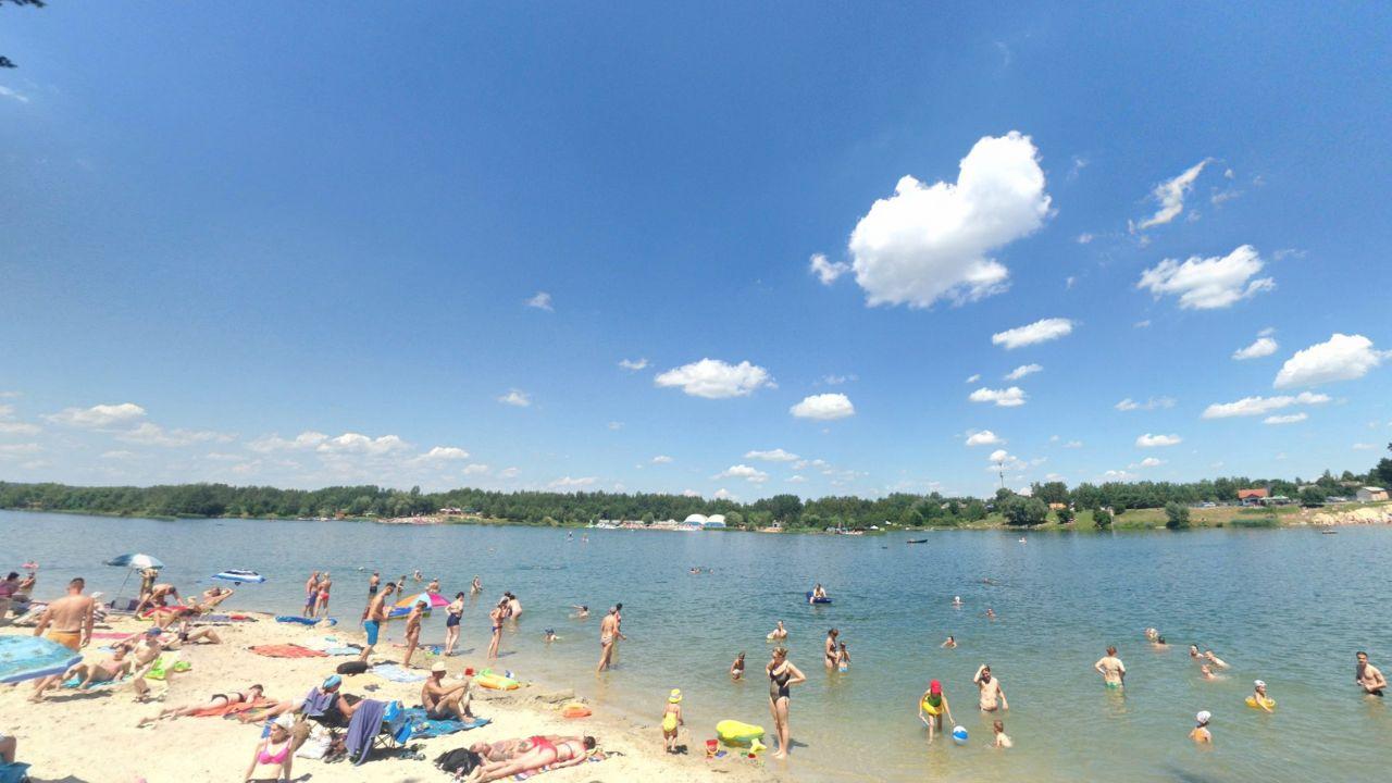 Kryspinów : "Vue aérienne du lac Kryspinów avec sa plage de sable et son eau cristalline."
